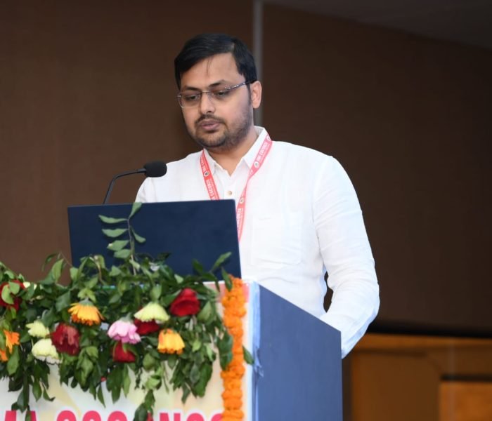 Dr Ayush Dubey, one of the best oncologist in Raipur Presenting evidence-based oncology research at a scientific meeting.